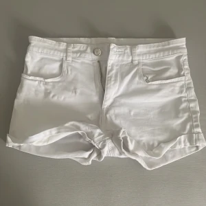 Shorts  - Vita shorts/ kan passa till 152-157cm långa människor / Om ni har frågor skriv ☺️