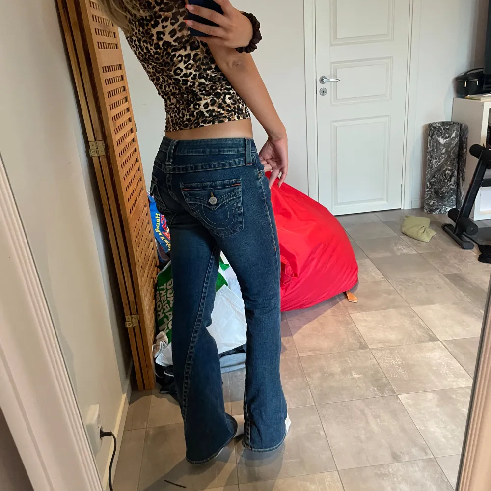 Ett av mina absoluta favorit jeans som tyvärr börjat bli lite små, i toppen skick . En gamal modell.  Skriv för frågor eller fler bilder. Jag är 173!❤️ Använd gärna köp nu. Nypris 1199. Jeans & Byxor.