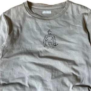 Number (N)ine T-shirt - En “early 2000’s” tisha ifrån number nine. Takahiro Miyashita era. Tror den gjordes runt ”redisun” kollektionen (?). Riktigt tjock/ ”dubbel t-shirt”. Garanterad äktahet! 💯Vid fråga, tveka inte med att kontakta mig! 😊 