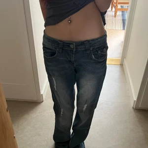 Lågmidjade jeans - Super fina lågmidjade jeans från Bongo! Midjan är 39cm rakt över och längden är 99cm. De är tyvärr för stora för mig:( Skriv gärna om ni har frågor🌸