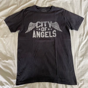 Vintage T-shirt med Tryck - Mörkgrå t-shirt med vintage-aktit tryck! 