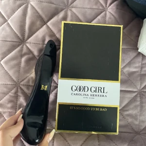Carolina herrera parfym - Fick i present men gillade inte doften på mig, pris kan diskuteras💕endast testad!Har tyvärr inget äktenhetsbevis därav priset❤️