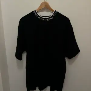En svart casual T-shirt från ACNE STUDIOS.