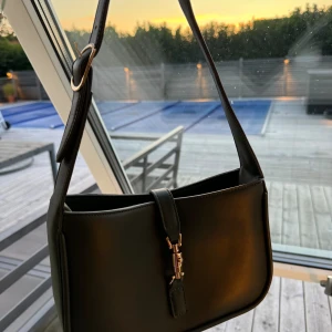 Grön axelväska - Inget specifikt märke, säljer för 150kr ❤️  Använd en gång. Säljs pga flytt måste rensa ut. Mörkgrön