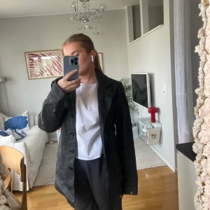 Skinnjacka i äkta skinn - Skinnjacka från clockhouse, köpt second hand