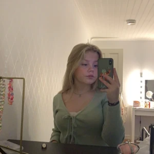 Grön kofta  - En söt grön kofta från Monki! Dubbel knytning på framsidan. Köpt för ett år sedan men sällan använd då det helt enkelt inte är min stil 