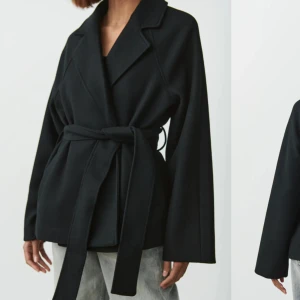 Jacka från Gina Tricot  - Säljer en svart jacka från Gina Tricot i storlek S. Endast använd vid ett tillfälle så den säljes i nyskick 