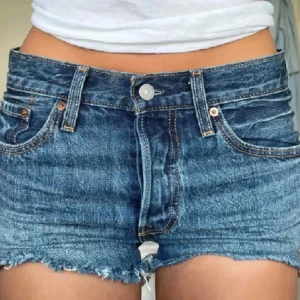 Jeansshorts - Säljer nu mina jeans shorts då de har blivit för små💗 dem är i fint skick och de är extremt fina om man viker ner kanten högst upp, man kan även göra så att det blir synliga fickor! Hör av dig vid frågor💘