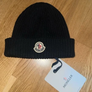 Moncler mössa (äkta) - Helt oanvänd, lappen är fortfarande på. (Äkta)