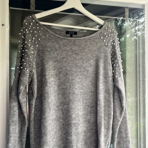 Tröja med pärlor  - Tröja från BikBok. Pärlor på axlarna. Supersöt o mysig