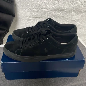 Ralph lauren skor - Säljer dessa feta svarta Ralph lauren skor i 100% mocka förutom på sulorna såklart. Skick 9/10 använda 1-2 gånger inga defekter eller skador. Kontakta via frågor 🔥