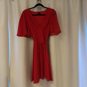 Röd Klänning - Röd klänning från vero moda i storlek s. Ny skick 
