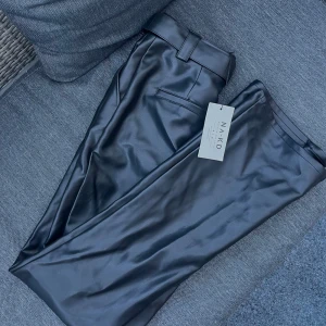 nya skinnbyxor  - jätte fina helt nya ”läder”/skinn byxor, stl 34 och utsvängda/raka i benen🩶