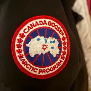 Canasta goose wyndham - En Canada Goose wyndham jacka som är sparsamt använd i storlek M.  Skick 7/10.  Qr kod samt original påsar till jackan medföljer. Pris ej hugget i sten!