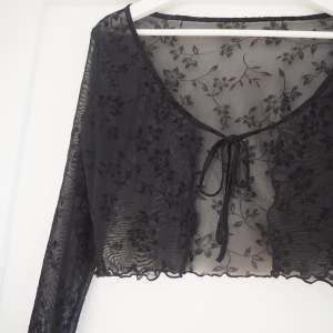 Svart meshkofta - Söt meshkofta med blommigt mönster och knytdetalj💕