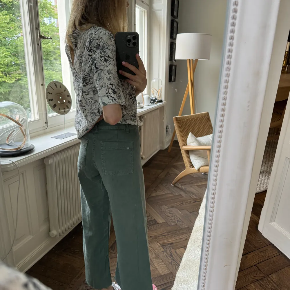 Zara straight cropped jeans. I deras marine modell. storlek 146/152 barn men ser ut som på bild på mig som är 160. Jeans & Byxor.