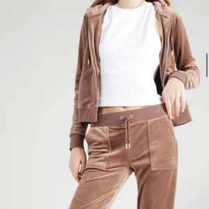 Juicy couture - Säljer detta sett använd ett fåtal gånger inga fel med den båda för 500 storlek xl passar l
