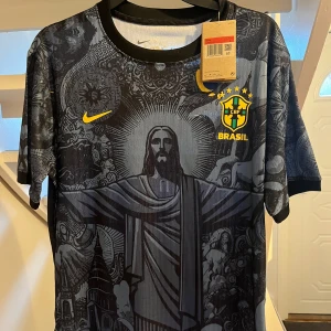Helt ny brasiliansk tröja inte använd. - Storlek L, helt ny skick, brasiliansk fotbolls tröja.