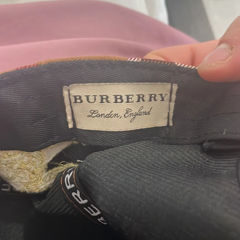 En snygg burberry keps i MC och är i extremt gott skick exakt som den originala, köptes i Spanien för 450 kr men säljer 100 kr mindre 💕. Accessoarer.