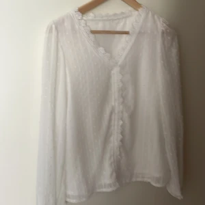 Vit blus - Säljer nu min vita blus från SHEIN. Säljer för 45