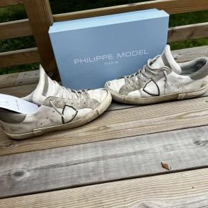 PHILIPPE MODEL - SKOR - Philippe Model Skor | använt skick, men har frf mycket att ge!  | storlek: 43,5 | Nypris: 3860:- | Mitt pris: 799:- | Frågor? Skriv! (Dustbag + box ingår!)