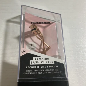 Tweezerman ögonfransböjare  - (Oanvänd ögonfransböjare tweezerman) guld färgad och kommer med 3 extra Silikon pads! Ny pris 300kr säljer för 200kr