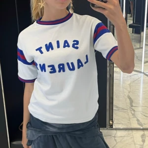 Saint Laurent tröja - Säljer min jätte fina YSL t shirt!