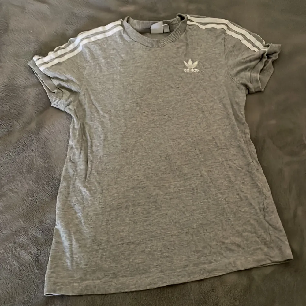 En mycket fin och skön tröja från adidas i storlek xs (32).. T-shirts.