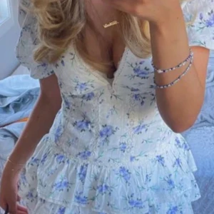 Sommarklänning - Jätte söt klänning från vylander som aldrig är använd, bilden är tagen från vylander då den var för liten för mig så passar inte. 