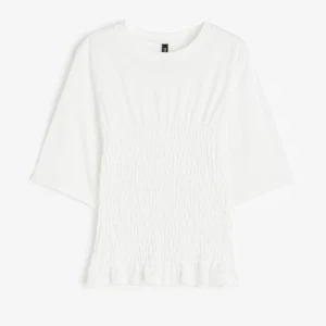 Vit Smockad tshirt från hm - Slutsåld smockad tshirt💕💕💕 den är i bra skick förutom smink spår vid kragen🥰 köp gärna genom köp nu💖