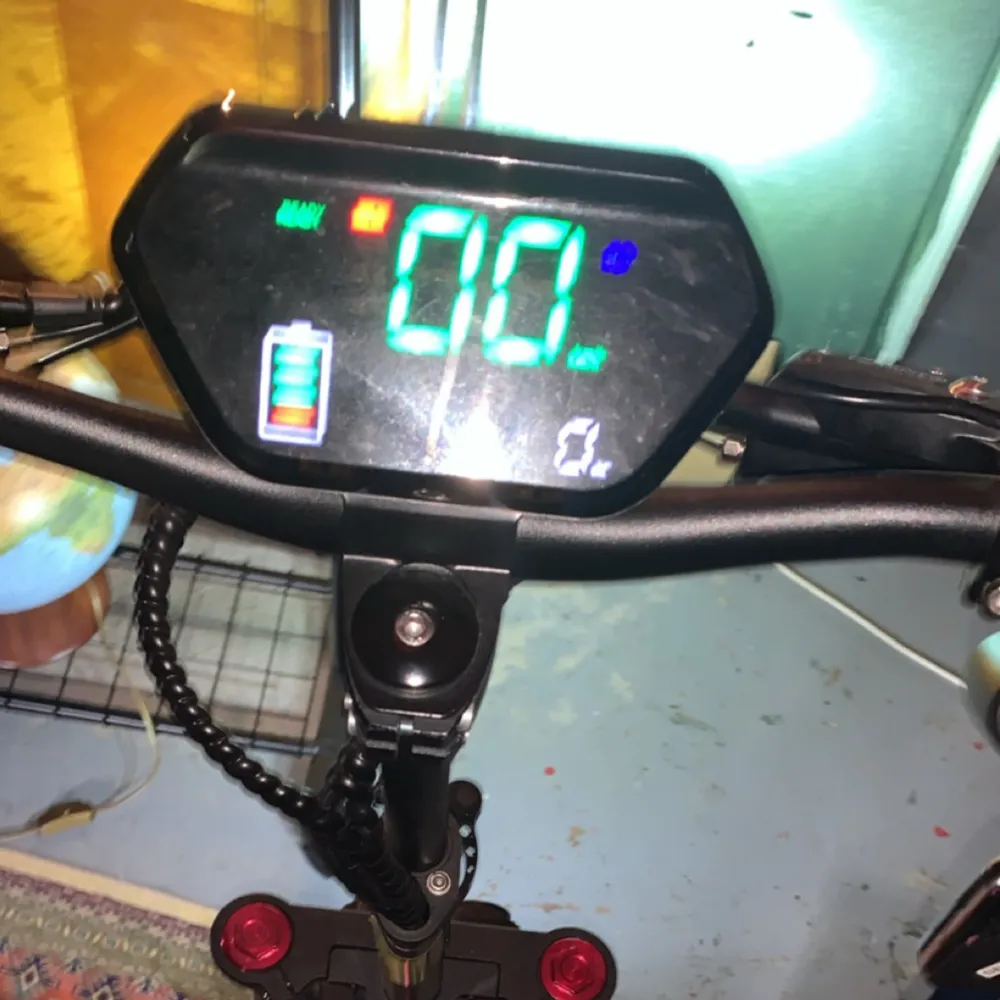 Snabb Elscooter som åker i 95 km/h toppfart ,den är i ny skick och ny pris på den här modellen är 22 K ,laddare medföljer. OBS priset är ej hugget i sten👍🏽. Övrigt.