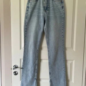 Jeans  - Ljusblåa jeans med slits från Gina Tricot. Storlek 36, normal i storleken. Endast använd enstaka gång. 