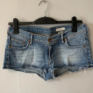 Lågmidjade jeans shorts - Populära jeansshorts med låg midja  Shortsen Serena Wanderwodsen hade på sig i gossip girl