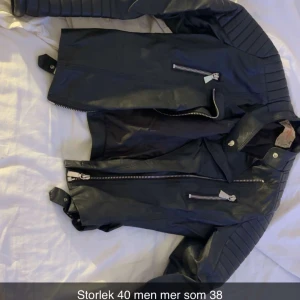 Voyelles Bikerjacka - Voyelles bikerjacka. För stor för mig därför säljer jag den. Väldigt fint skick.