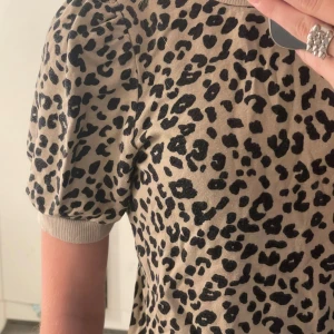 Super snygg leopard tröja - Så himla snygg leopard tröja ifrån Lindex barn, några år gamla. Väl använd men ändå jättebra skick!🙏🏻 Passar mig som har strl xs! Skriv om du är intresserad så kan du få fler bilder!💗