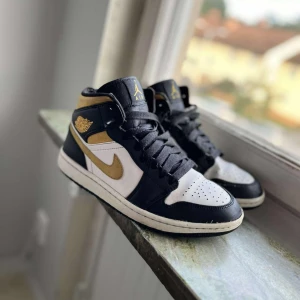 Jordan 1 Mid - Hej, jag säljer ett par Jordan 1 mid white pollen. Dom är rätt så använda och har lite defekter lite här och där. Nypris 3200 mitt pris 200kr. Skriv vid fler frågor eller vid intresse Mvh Viggo.