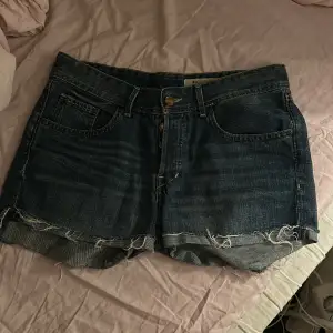 Jeansshorts som tyvärr är försmå🥰