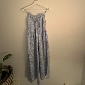 Klänning  - Blommig klänning från hm i storlek M