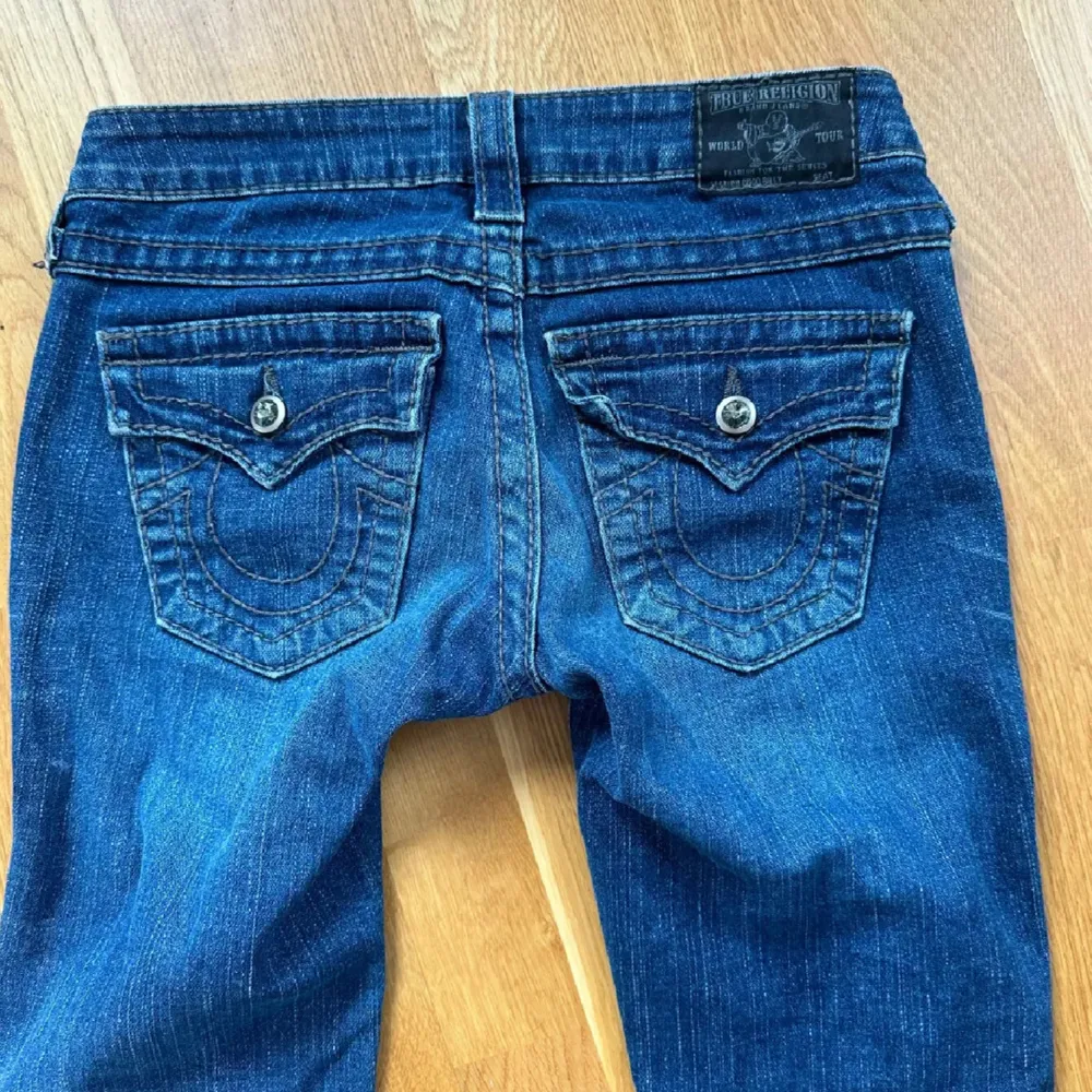 säljer nu dessa skit snygga bootcut jeans från true religion! Lowwaist, säljer pga att dom va förstora o inte satt bra på mig! ❤️😩 jätte bra skick! W24.. Jeans & Byxor.