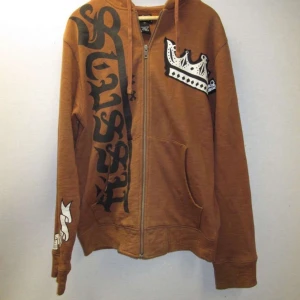 Sjuk Stüssy hoodie  - Helt sjuk Stüssy hoodie. Passar fint till hösten med färgerna och det inte för tjocka tyget. Kondition 8/10 har nåt hål på armen (kom dm för bild). Köpt av benimdenim. Kom gärna dm för bilder och mera 😮‍💨