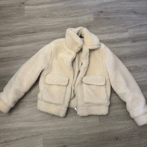 Teddy jacka  - Vit teddy jacka i nyskick, storlek XS kan passa en liten S  