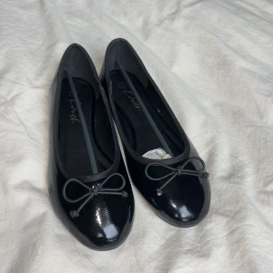 Svarta ballerina - Jätte fina svarta glansiga ballerina skor. De är helt nya, jag råkade beställa två par darför säljs de🫠