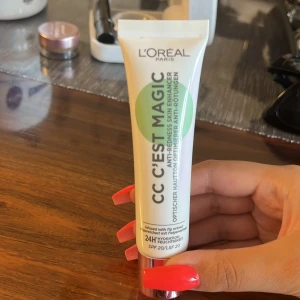 Loreal cc cream- color corrector grön/beige - Helt ny o oanvänd från loreal. Färgkorrigering. Se bild tre så har bara produkten läkt ut men den är ny. Nypris: 179kr. Köparen står för frakten ❤️