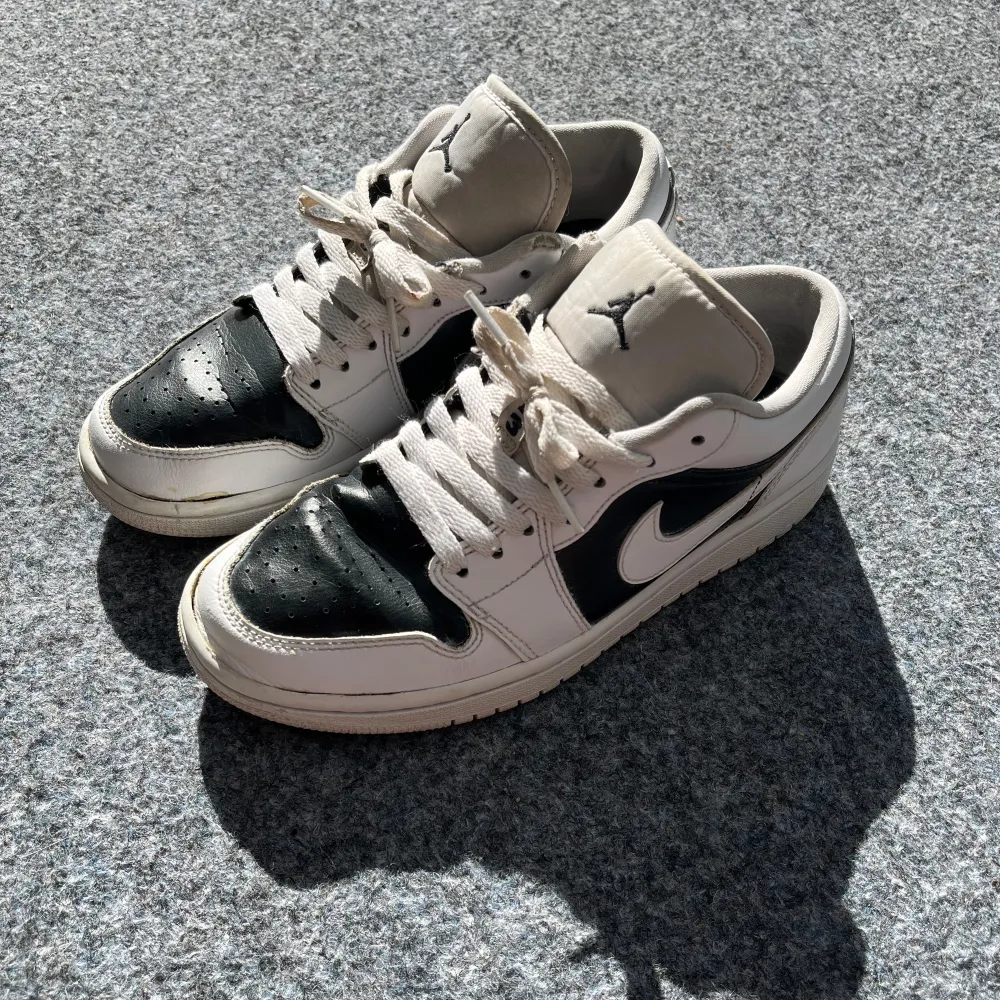 Jordan 1 low panda i storlek 40,5 box medföljer . Skor.