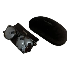 Tom ford solglasögon  - Ett par riktigt snygga tom Ford brillor, skicket är otroligt bra, skulle säga 9,5/10. Allt på bild 1 tillkommer