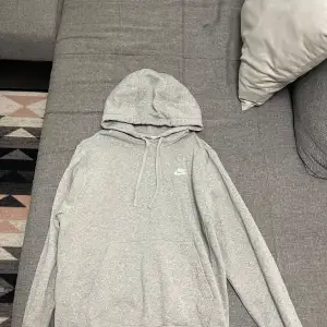 Nike crew hoodie i storlek S, sparsamt använd  Skriv vid frågor