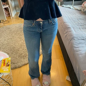 jeans - jätte fina jeans men som inte används och är något stora. sitter super fint annars. använda ganska mycket men inget som syns på dom. skriv vid frågor eller om du vill ha fler bilder🩷. skriv alltid innan köp nu!