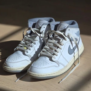 Air Jordan mid vita sneakers - Används ganska länge, några färger och märken som inte gor bort, vilket som reflekteras av priset. Ny pris är 1200.