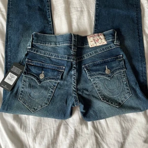 True religion jeans - Helt nya true religion jeans med lappen kvar! Säljer då de inte riktigt passar mig. Säljer ganska dyrt eftersom de är helt nya och väldigt populär men pris kan diskuteras💗 