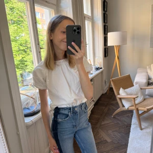 Jeans med detalj från Gina Tricot - Raka jeans från Gina Tricot. Jättesköna och snygga